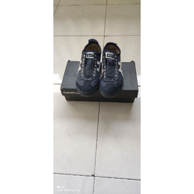 รองเท้า NAVY PL UK 40