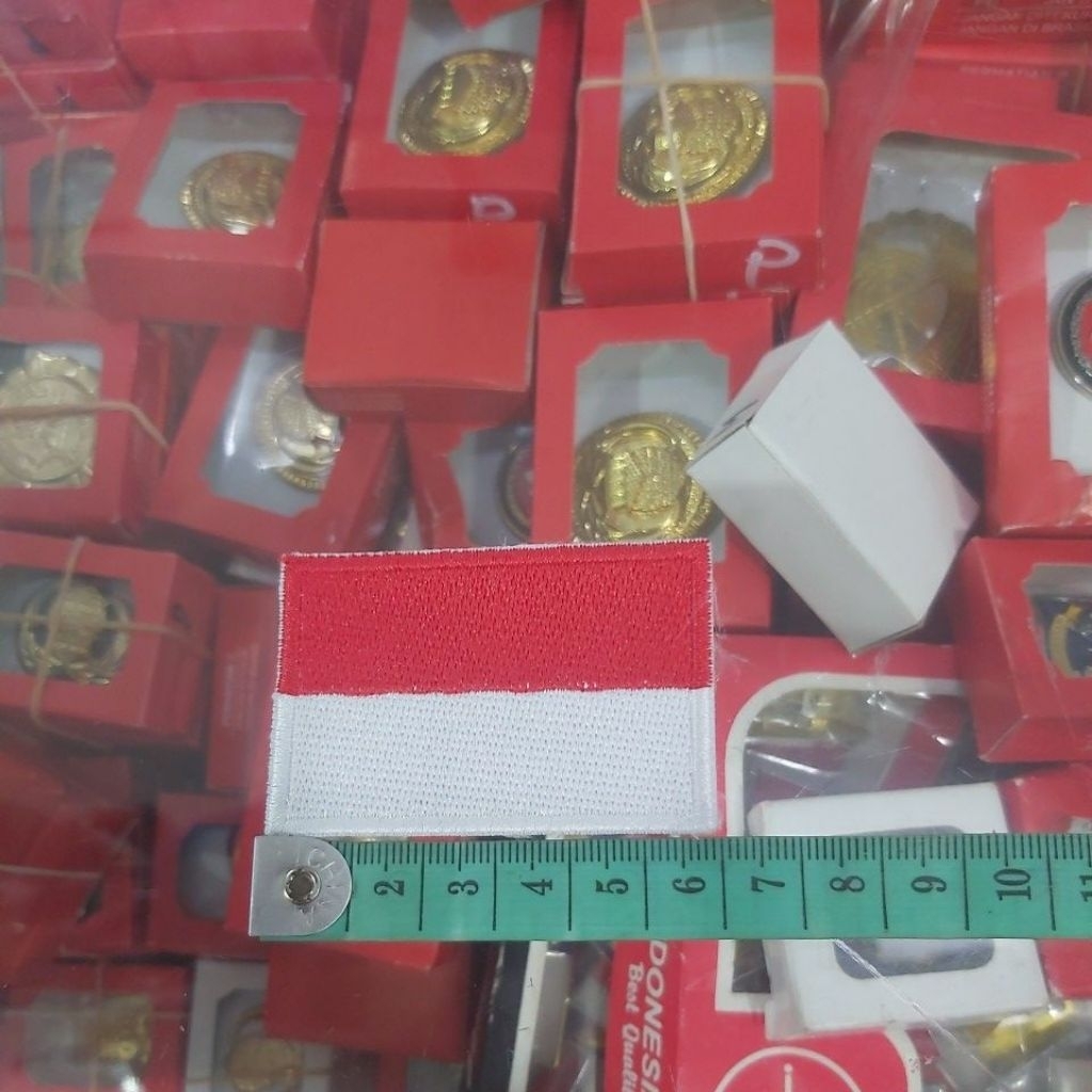 MERAH เย็บปักถักร้อยสีแดงและสีขาว Bet ขนาด 4 ซม. x 6 ซม