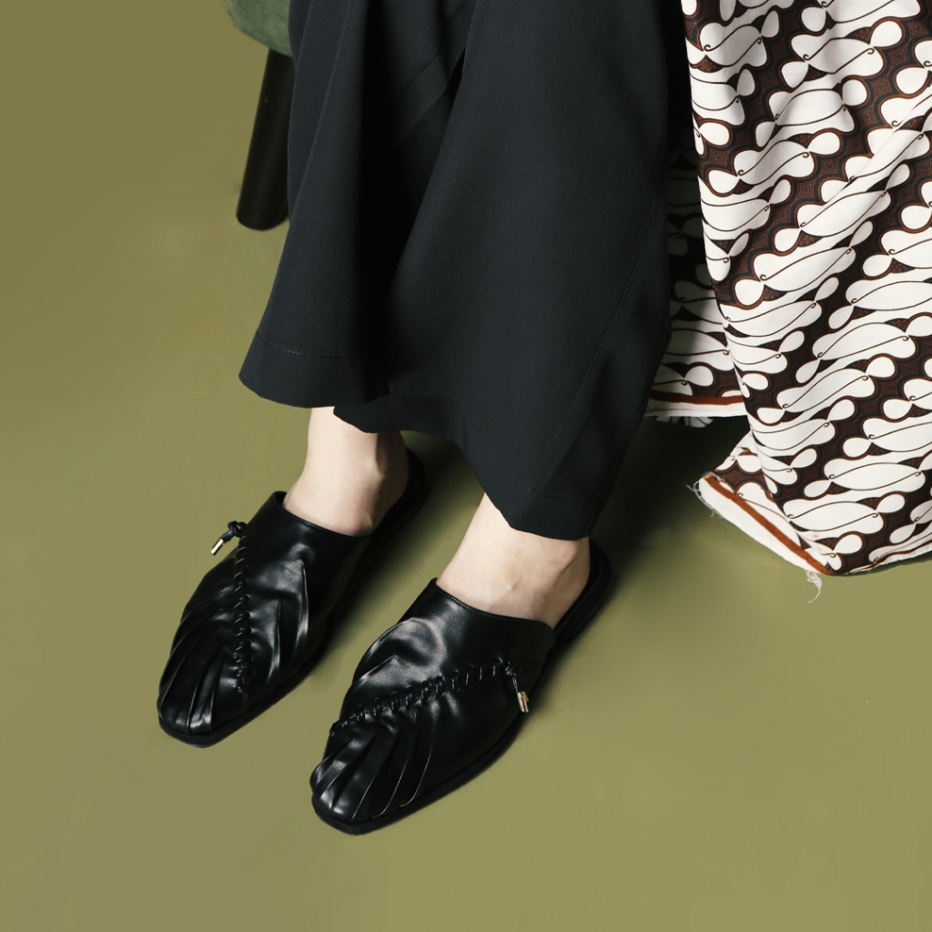Pleatsy Mules - สีดํา