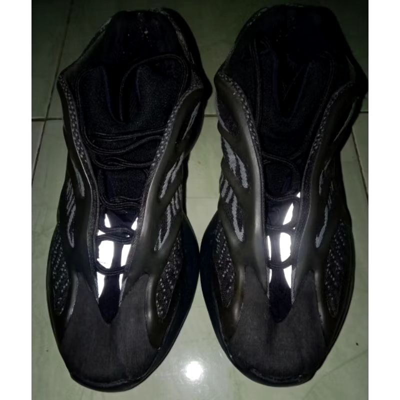 รองเท้า Adi*as Yezzy 700 V3 สีดํา