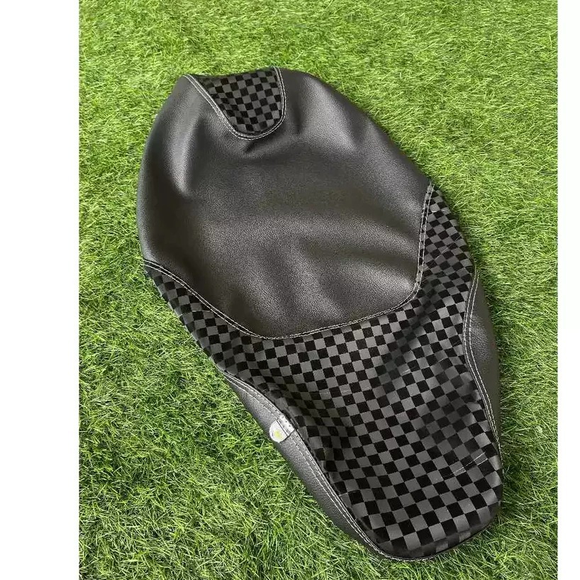 หนังที่นั่งรถจักรยานยนต์พร้อม 3 CENTER STITCHING, SANDPAPER MIX CHESS
