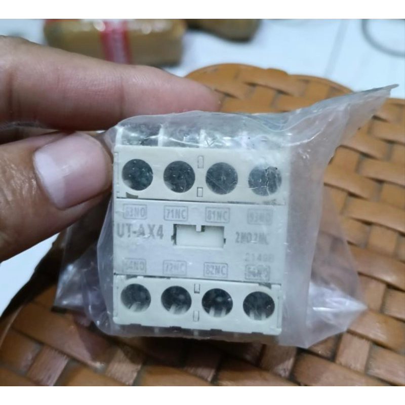 ติดต่อถึง MITSUBISHI UT-AX4 UT AX4 เดิม