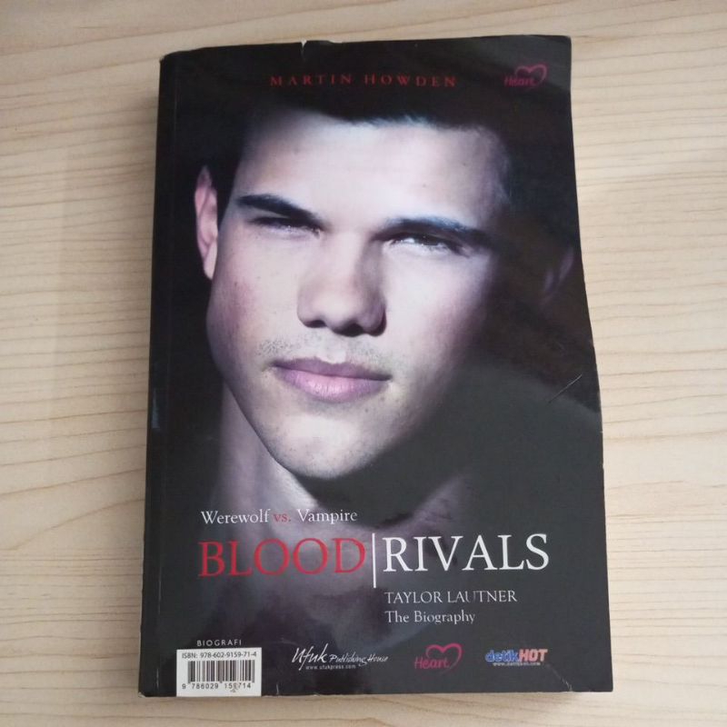 หนังสือ VAMPIRE VS WEREWOLF BLOOD RIVALS โดย MARTIN HOWDEN