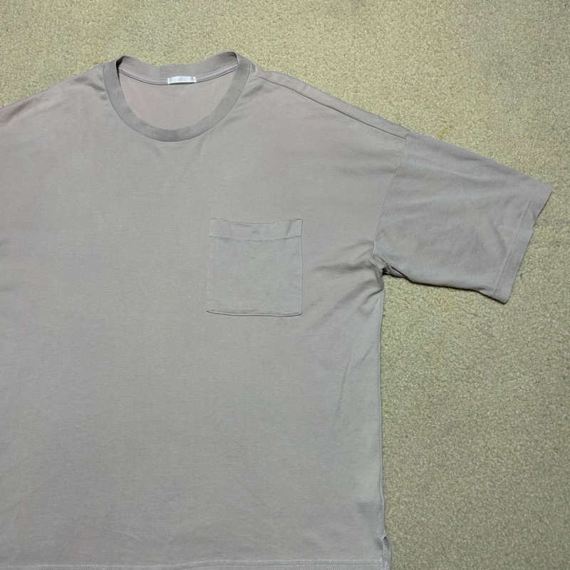 เสื้อยืด UNIQLO POCKET OVERSIZE ล่วงหน้า