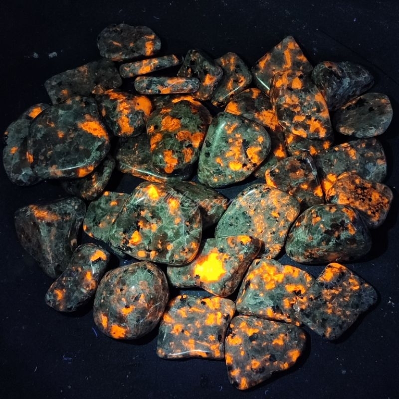 หิน Badar api สว่างขึ้นด้วยไฟฉาย UV reactive ธรรมชาติแท้ / หิน bata api ก้อน / หิน yooperlite ธรรมชา