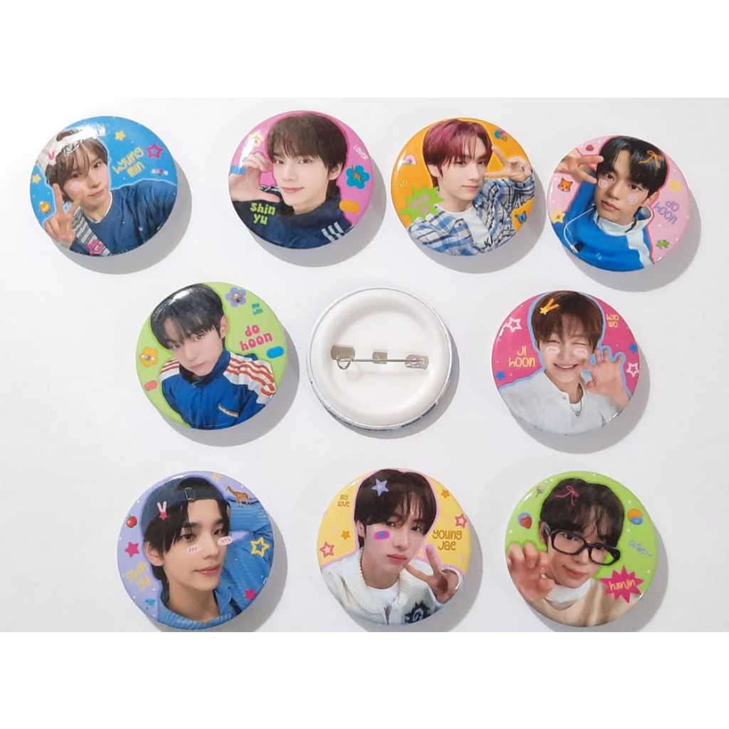 Freebies PIN BROS TWS twenty สี่เจ็ดกับเรา/Freebies Kpop Pin pin TWS เส้นผ่านศูนย์กลาง 4.4 ซม.