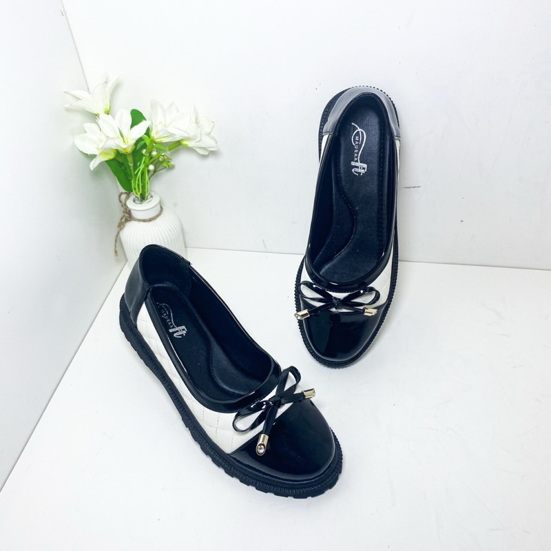 รองเท้า Docmart Black Cicilia Bamboo Ribbon โดย Mauraa