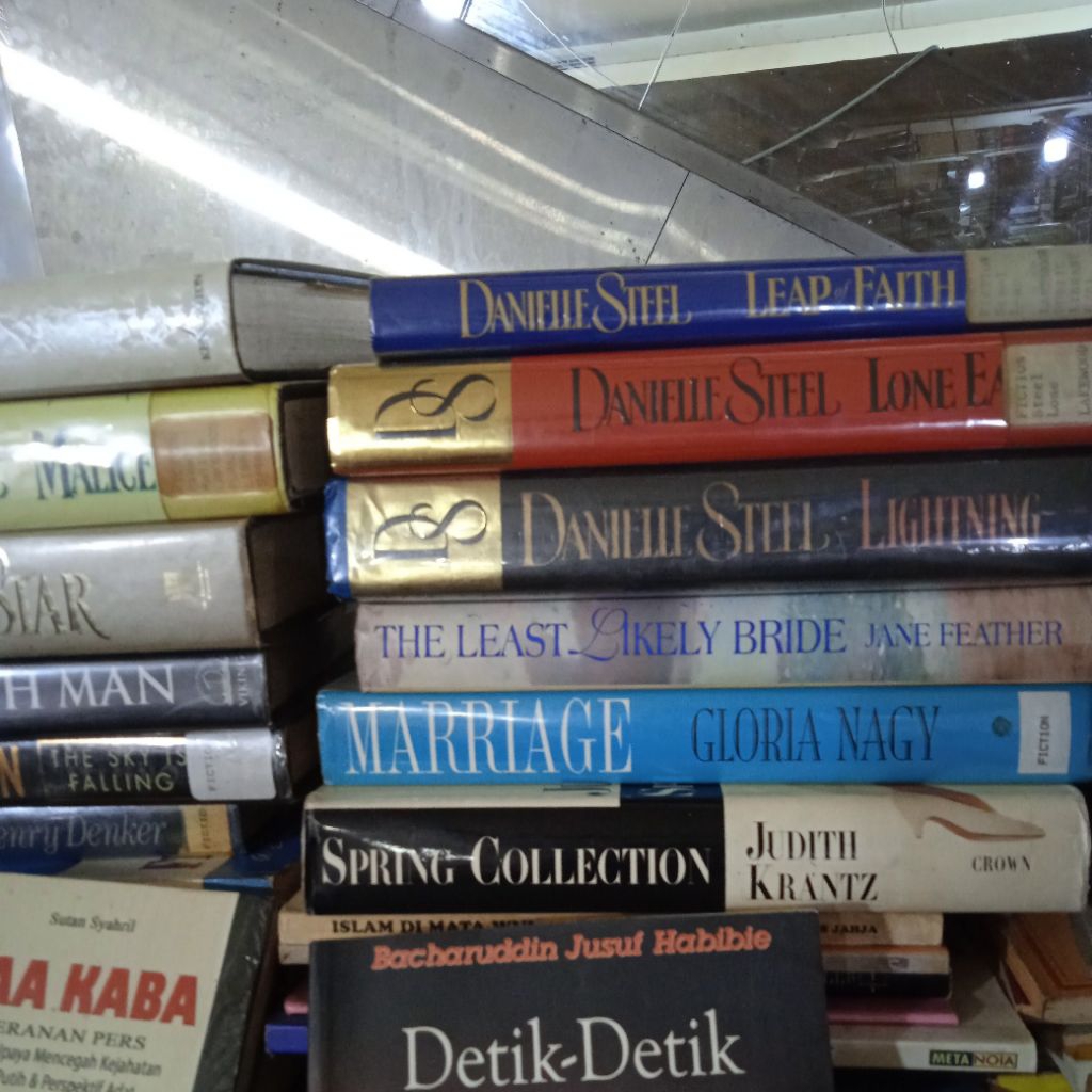 นวนิยายถ้ําแข็งมือสองต้นฉบับ Rp 35,000