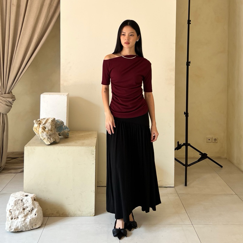 เสื้อตัวนอก | ลาเล | Sabrina Off Shoulder Womens Top Short Sleeve Basic Knit Rib Knit T-Shirt อินเทรนด์สไตล์เกาหลี