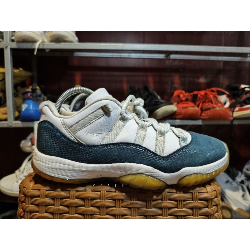 รองเท้าบาสเก็ตบอล r3tr0 l0w Sn4k3 ไซส์ 41