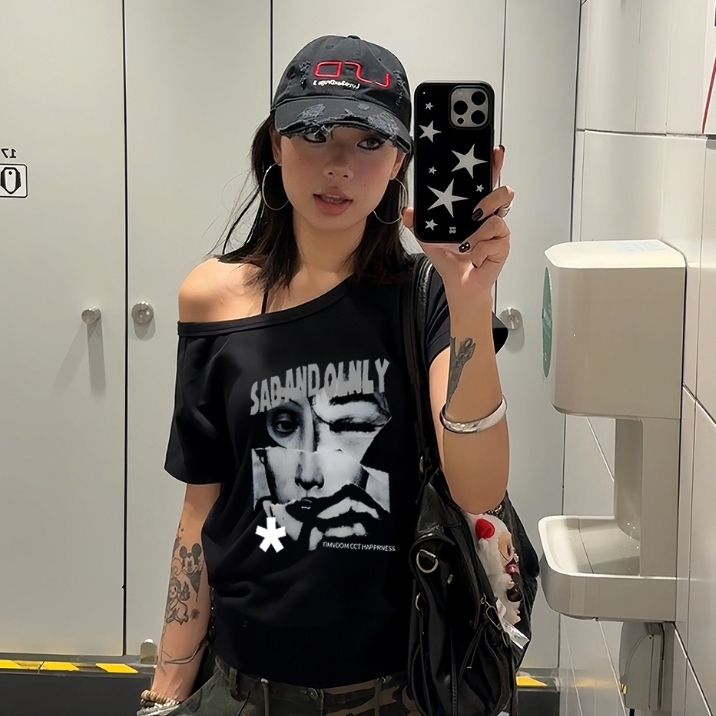 เสื้อยืดซีซี | แฟชั่นยุโรปและอเมริกาอินเทรนด์และทันสมัยรูปแบบ Tshirt Y2K ไม่สมมาตร Offshoulder Top A