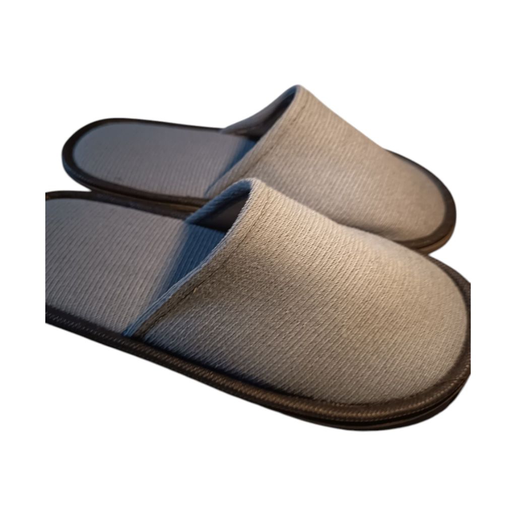 CLOSED HOUSE / HOTEL SLIPPERS