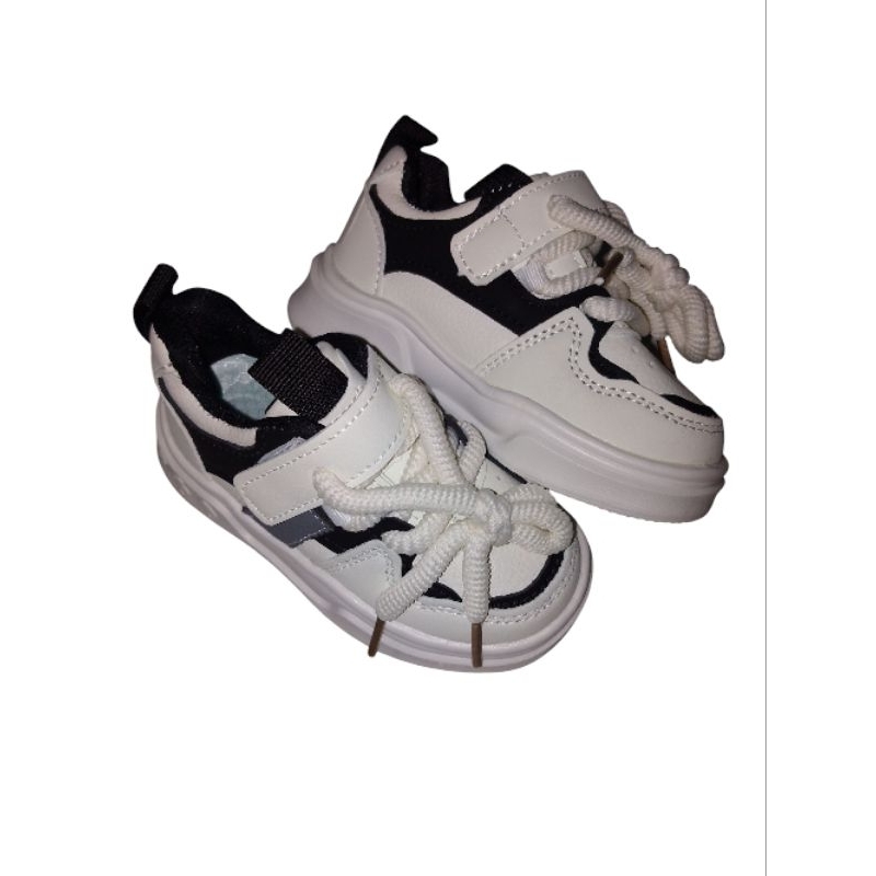 รองเท้า CHILDREN สีดําและสีขาว 8818