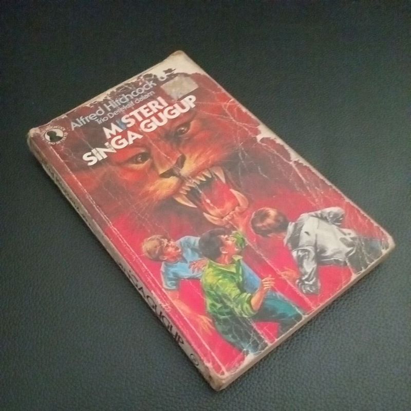 GUGUP LION MYSTERY BOOK - ALFRED HITCHCOCK