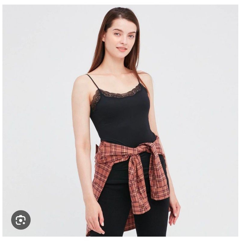 UNIQLO AIRISM คอวีพร้อมลูกไม้สีดํา