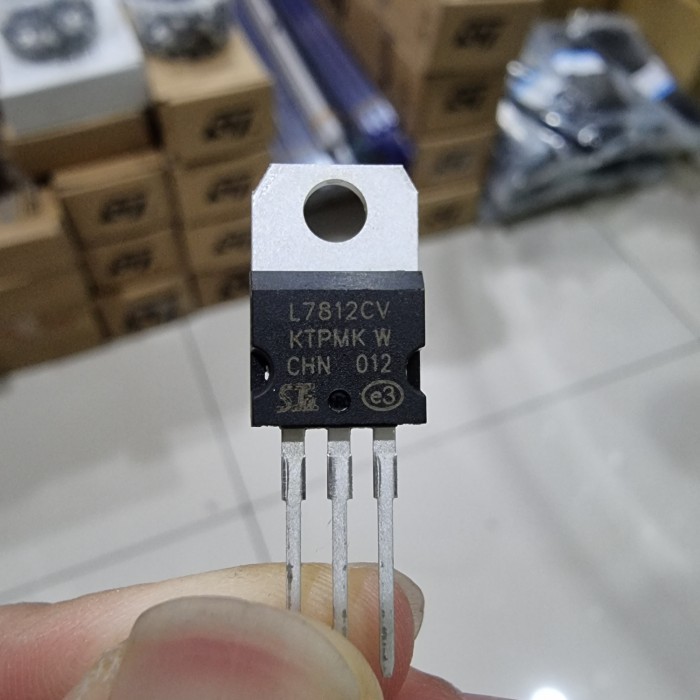 ทรานซิสเตอร์ L 7812 / L7812 ST