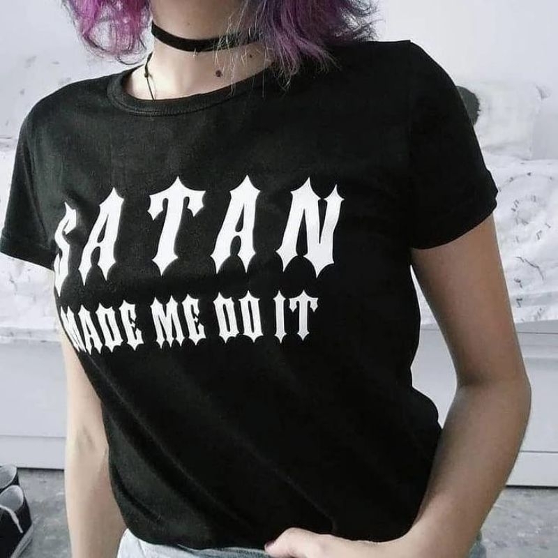 เสื้อยืดพังก์ "Satan Made Me Do It"