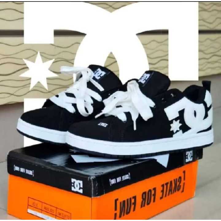 .DC Court Grafik รองเท้าผ้าใบสีดําสีขาว Fat Unisex Series ล่าสุด