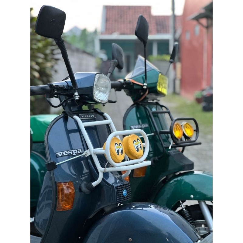 Frontrack ชั้นวางหน้า vespa รุ่น Foglamp สปอตไลท์เลี้ยวขาวดําหนาระดับพรีเมี่ยม เคลือบรายละเอียดนําเข้าเดิม เหมาะสําหรับ vespa Classic super sprint vbb excel px pts ฯลฯ ชั้นวาง เฉพาะกระป๋อง แค่ไฟก็ตั้งน่ารักกว่าได้