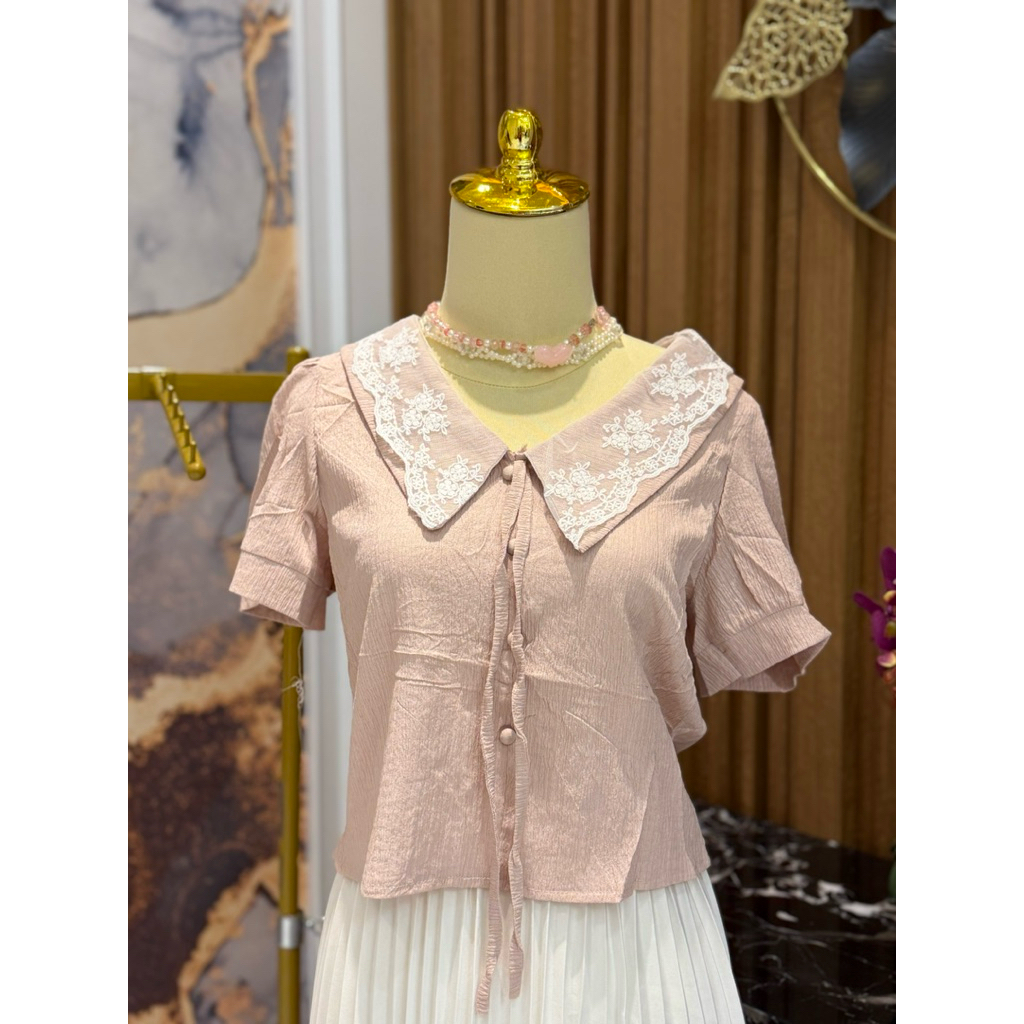 908 เสื้อเบลาส์เนื้อคอปกลูกไม้แขนบอลลูน anna hmz