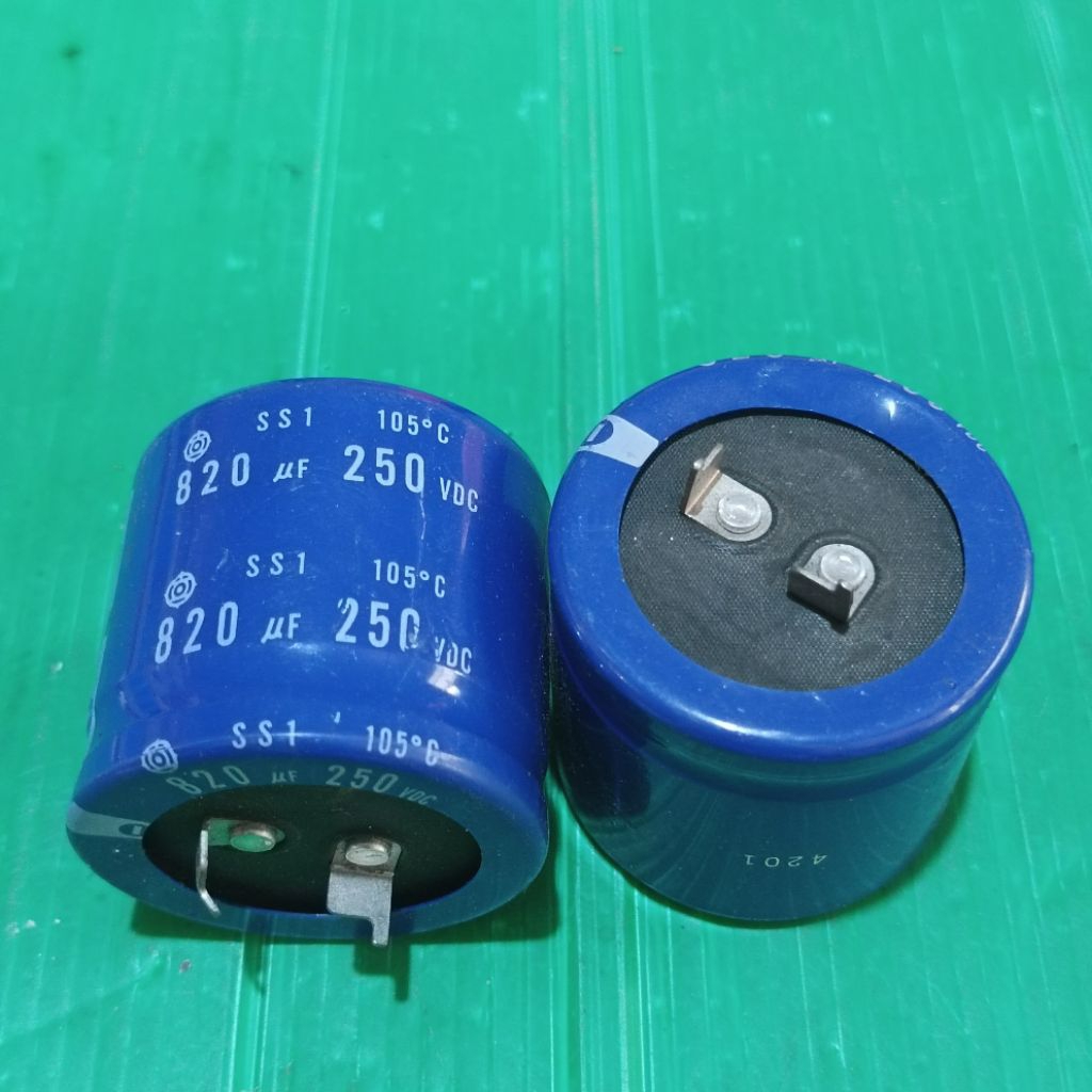 ELCO 250V 820UF FLAT FEET