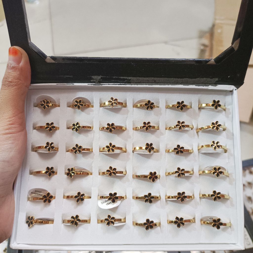 WHOLESALE GOLD FLOWER TITANIUM RINGS COTENTS 36 ชิ้นต่อกล่อง