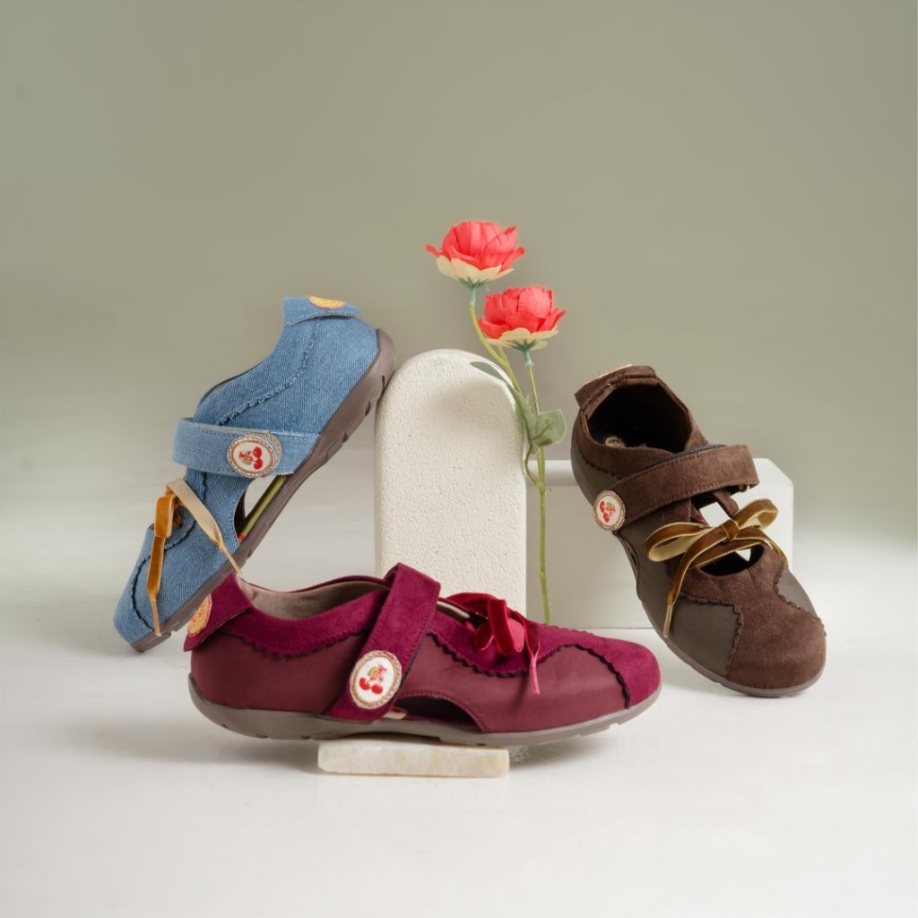 Dianable - Belle Flat Shoes สําหรับผู้หญิง (Denim - Maroon - Espresso)