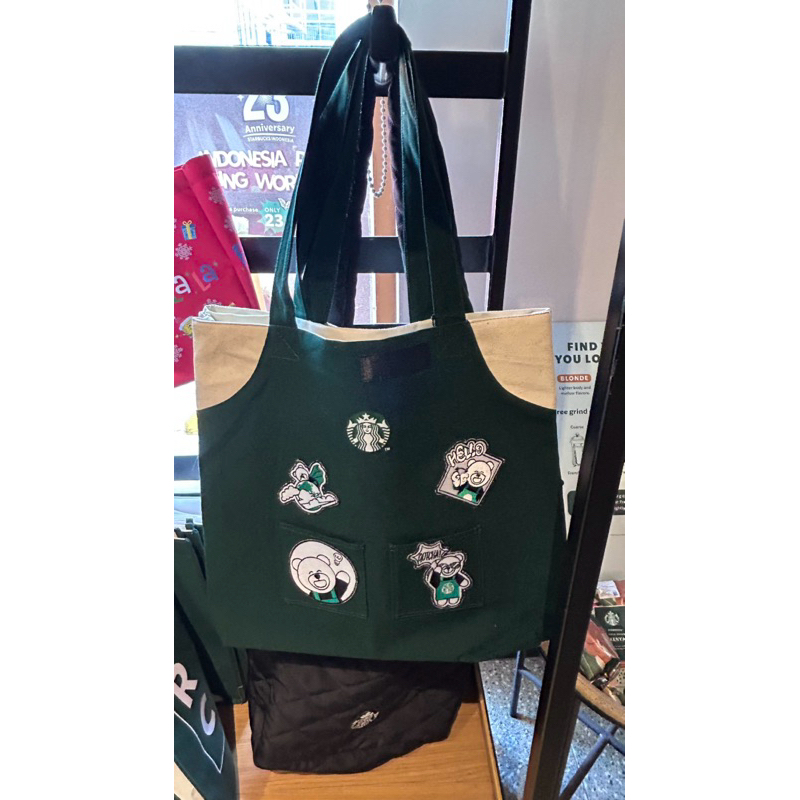 กระเป๋าโท้ตผ้ากันเปื้อน Starbucks Indonesia 23rd Anniversary ใหม่พร้อมแพทช์ Bearista