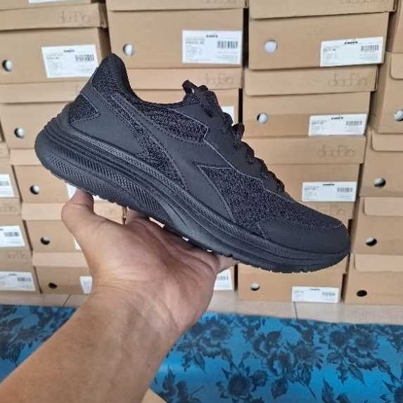 รองเท้าวิ่งสีดําแบบเต็ม DIADORA KALE
