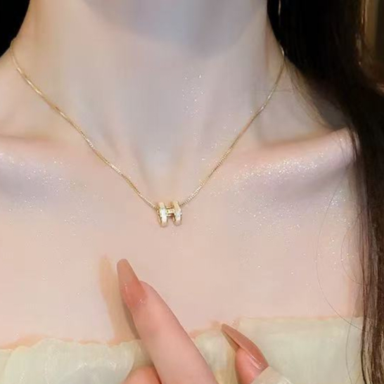 ไทเทเนียม 316L สแตนเลสหรูหรา H สร้อยคอป้องกันสนิมและ Anti-Fade แฟชั่นหรูหรา Original Design สร้อยคอ-