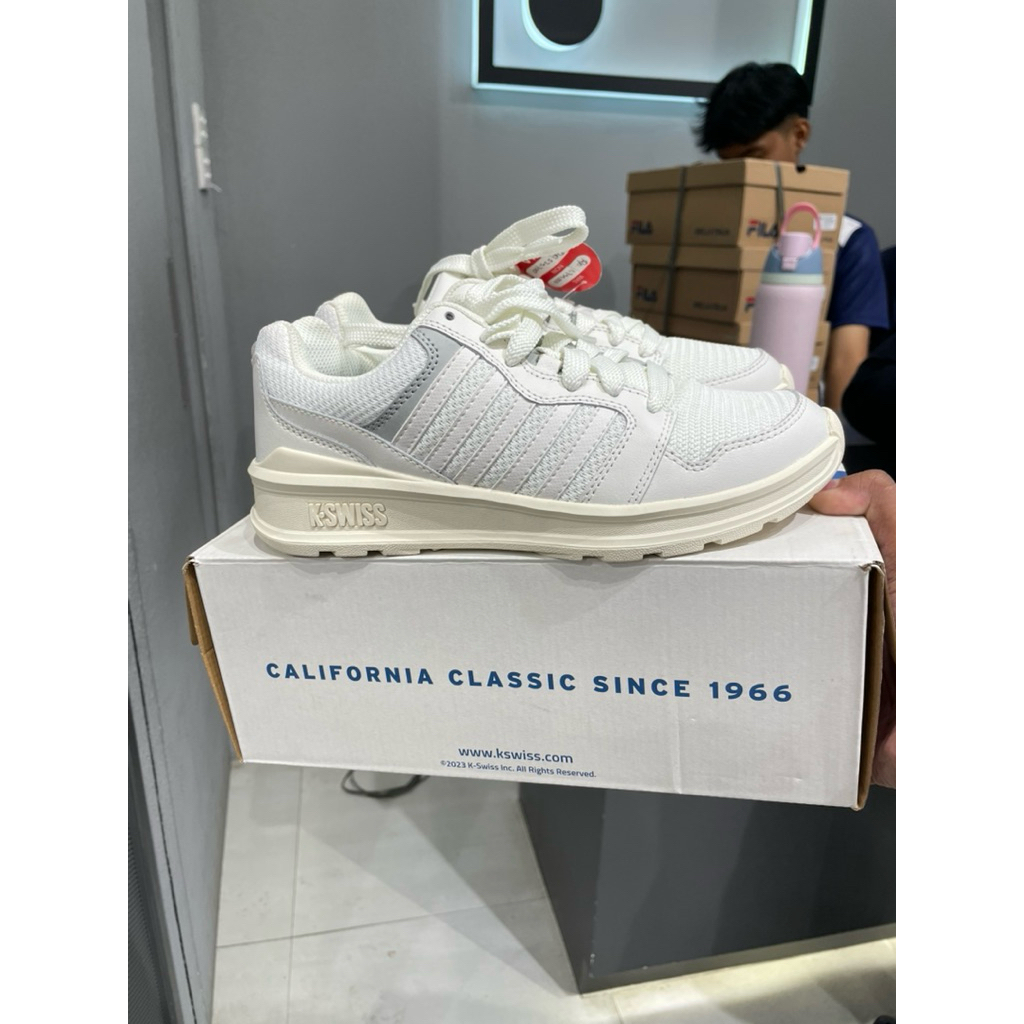 TRAINER RIVAL T โดยรองเท้าผ้าใบผู้หญิง KSWISS