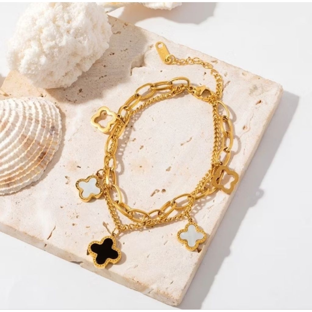 สร้อยข้อมือไทเทเนียม Clover Motif สองชั้นที่สวยงามและสง่างาม