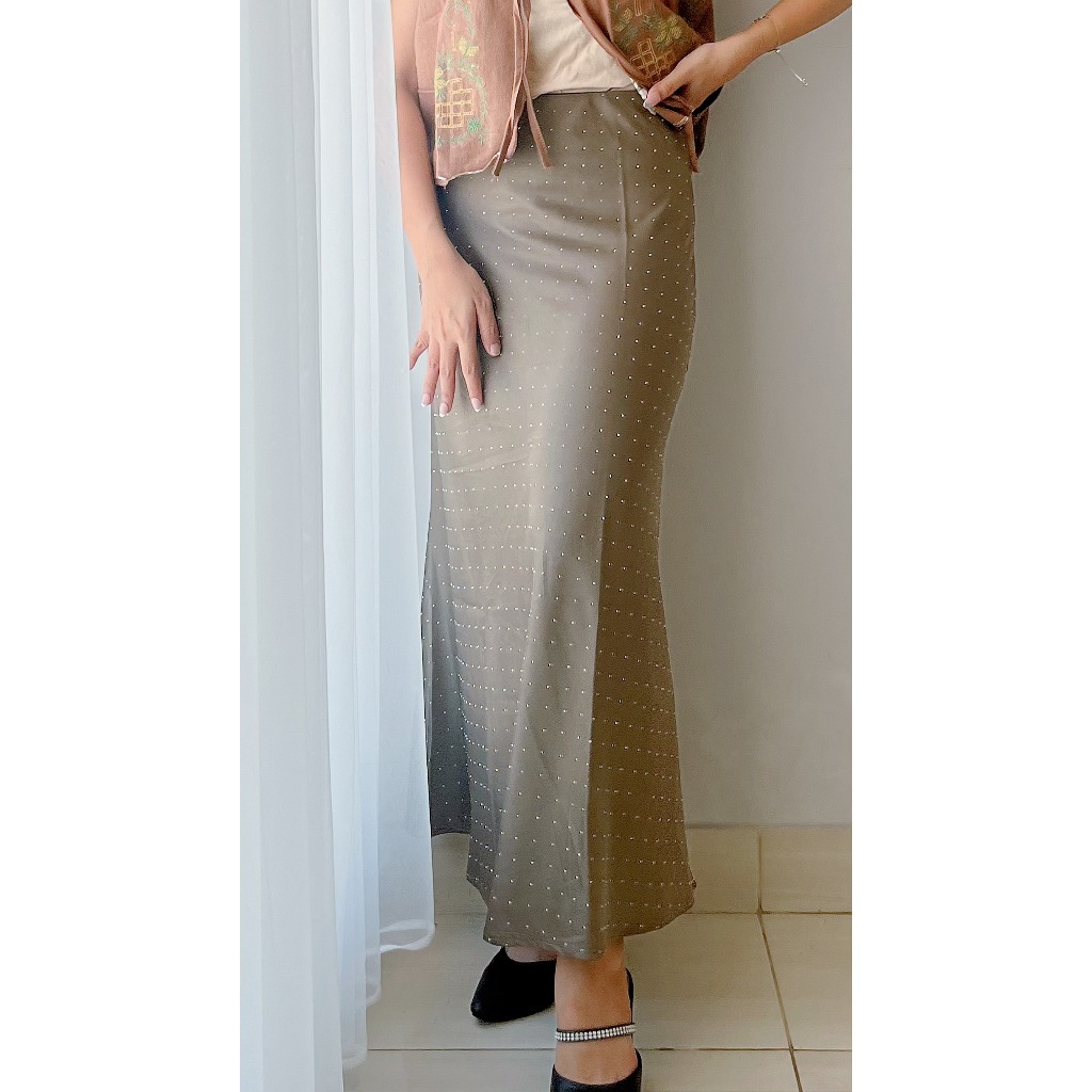 Yvaine - กระโปรงผ้าซาตินลายจุด Mini Studs – Elegant & Graceful