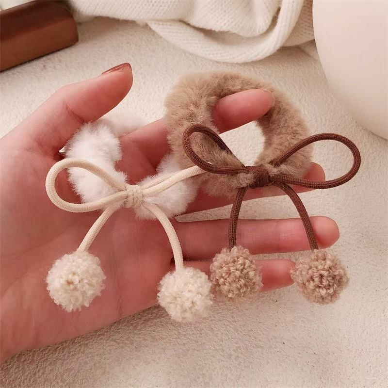 เน็คไท [H726] REDESCRIPTION: วัสดุ: ขนาดขนนุ่ม: ± 6-11Cm แพ็คเกจ: 1x มัดผมไม้ไผ่ Pom-Pom Fur มัดผมน่