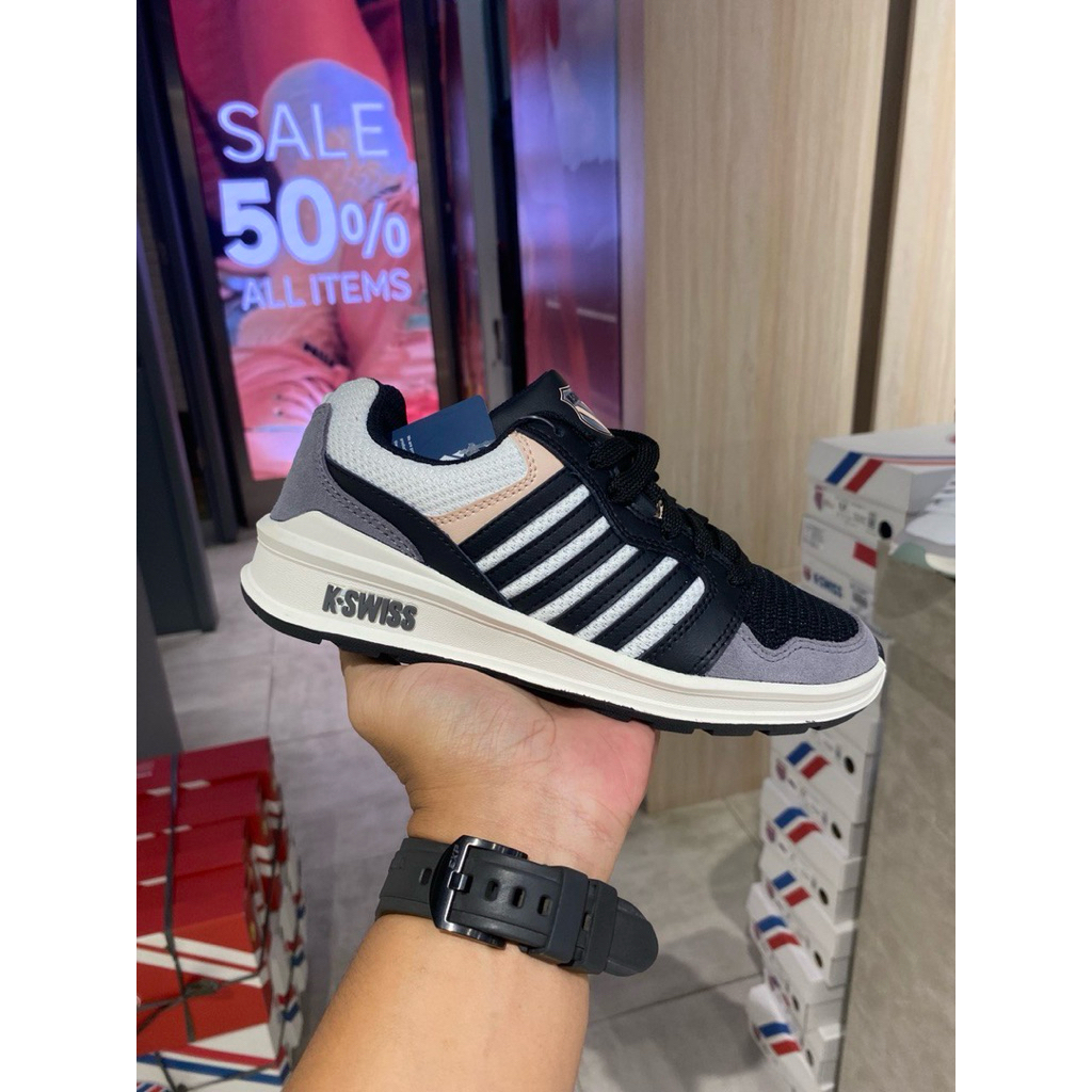 TRAINER RIVAL T โดยรองเท้าผ้าใบผู้หญิง KSWISS