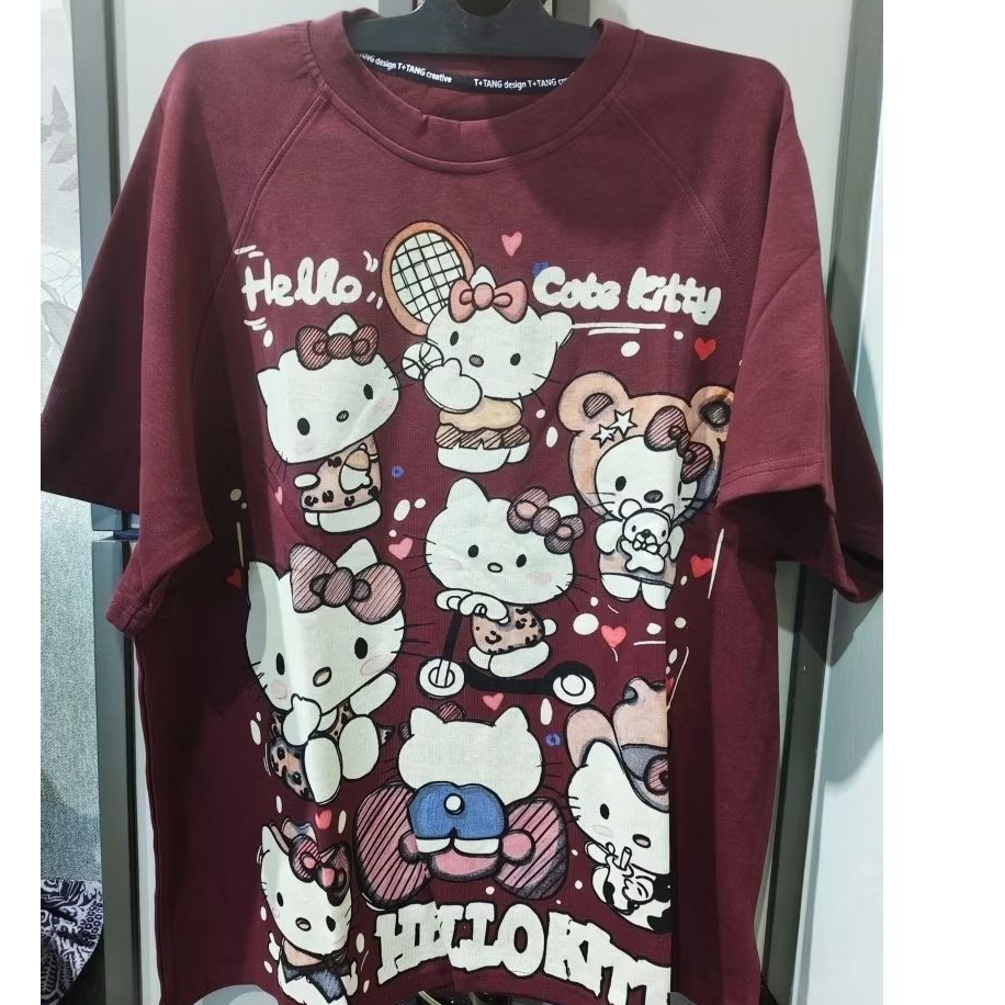 เสื้อยืดพรีเมี่ยม T+Tang Hello Kitty Maroon New