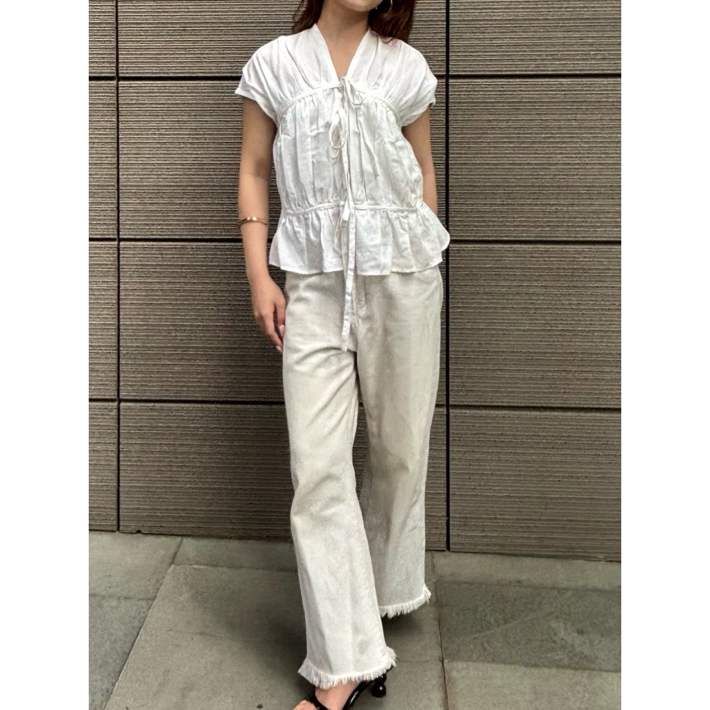 DANE JOE - Yvaine Ribbon Ruched Top สีขาวออฟไวท์