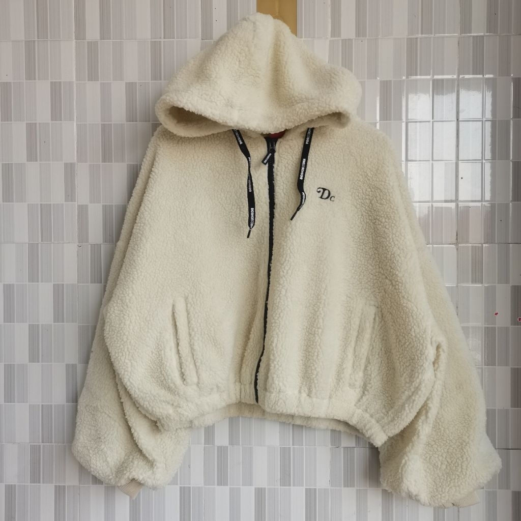 ก310. DC SHERPA ZIP CROP HOODIE สีขาว สีดํา ไซส์ XL PRELOVED