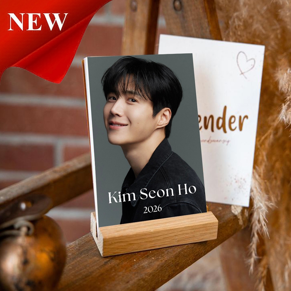 A&M Kim Seon Ho 2026 ขาตั้งปฏิทินตั้งโต๊ะไม้