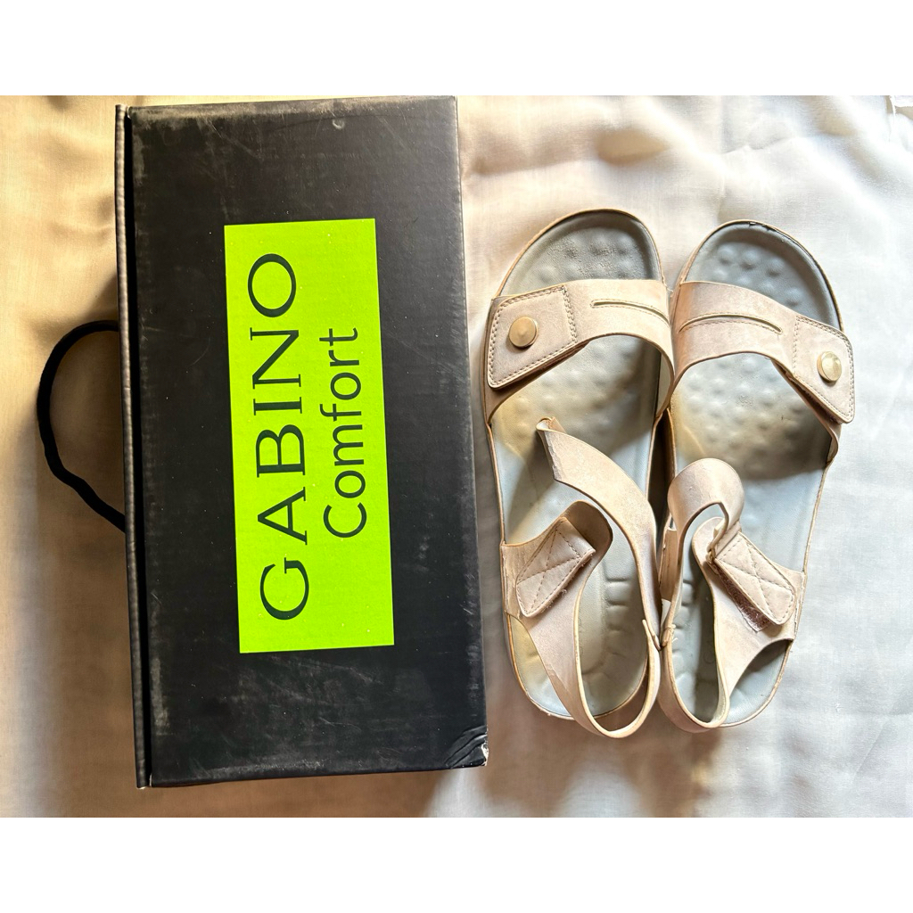 PR33L00V3D G4B1N0 รองเท้าแตะใน CREME และสีขาว