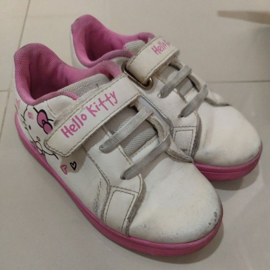 รองเท้า hello kitty ล่วงหน้า
