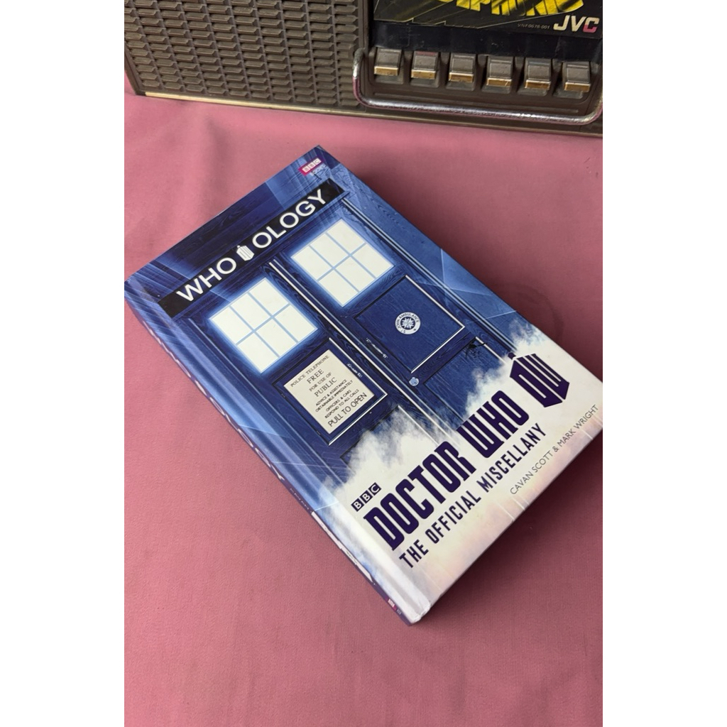หนังสือนําเข้า Who Ology Doctor Who The Official Miscellany โดย Cavan Scott & Mark Wright