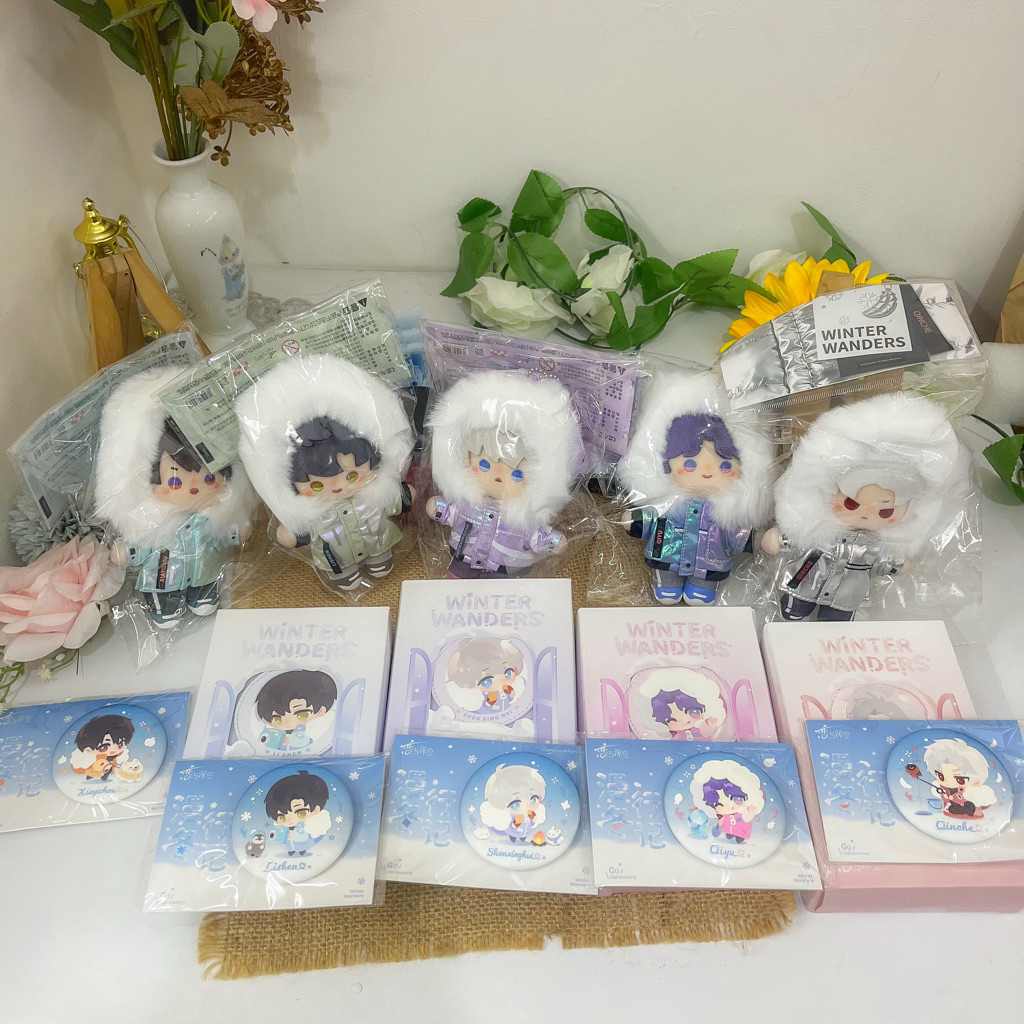 อย่างเป็นทางการ Love และ Deepspace ฤดูหนาว Wanders Plushie ป้ายผู้ถือบัตร Caleb Sylus Xavier Zayne R