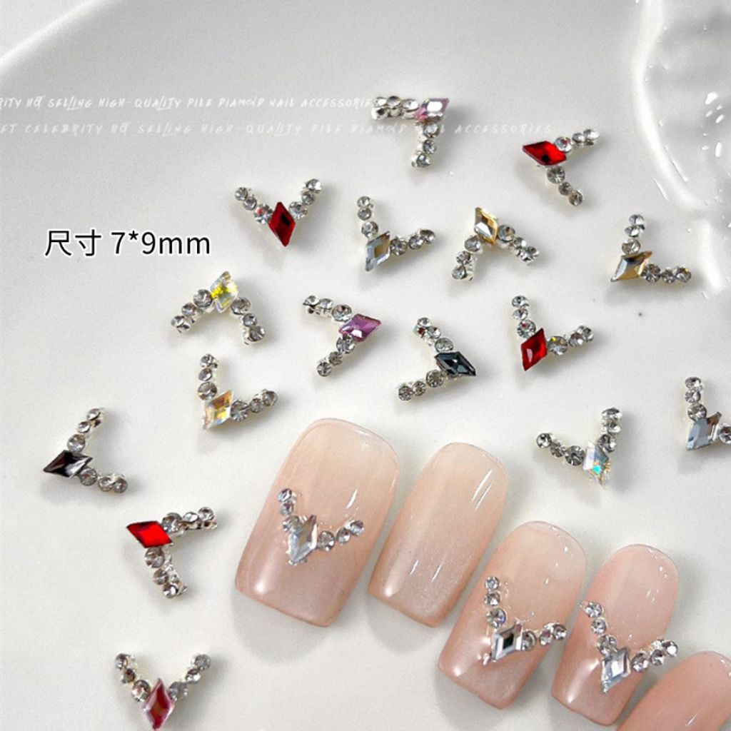 V-SHAPED NAIL DECORTATIONS
