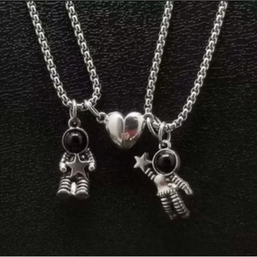 KYM-2pc สร้อยคอคู่รักนักบินอวกาศ นักบินอวกาศ สร้อยคอคู่แม่เหล็ก