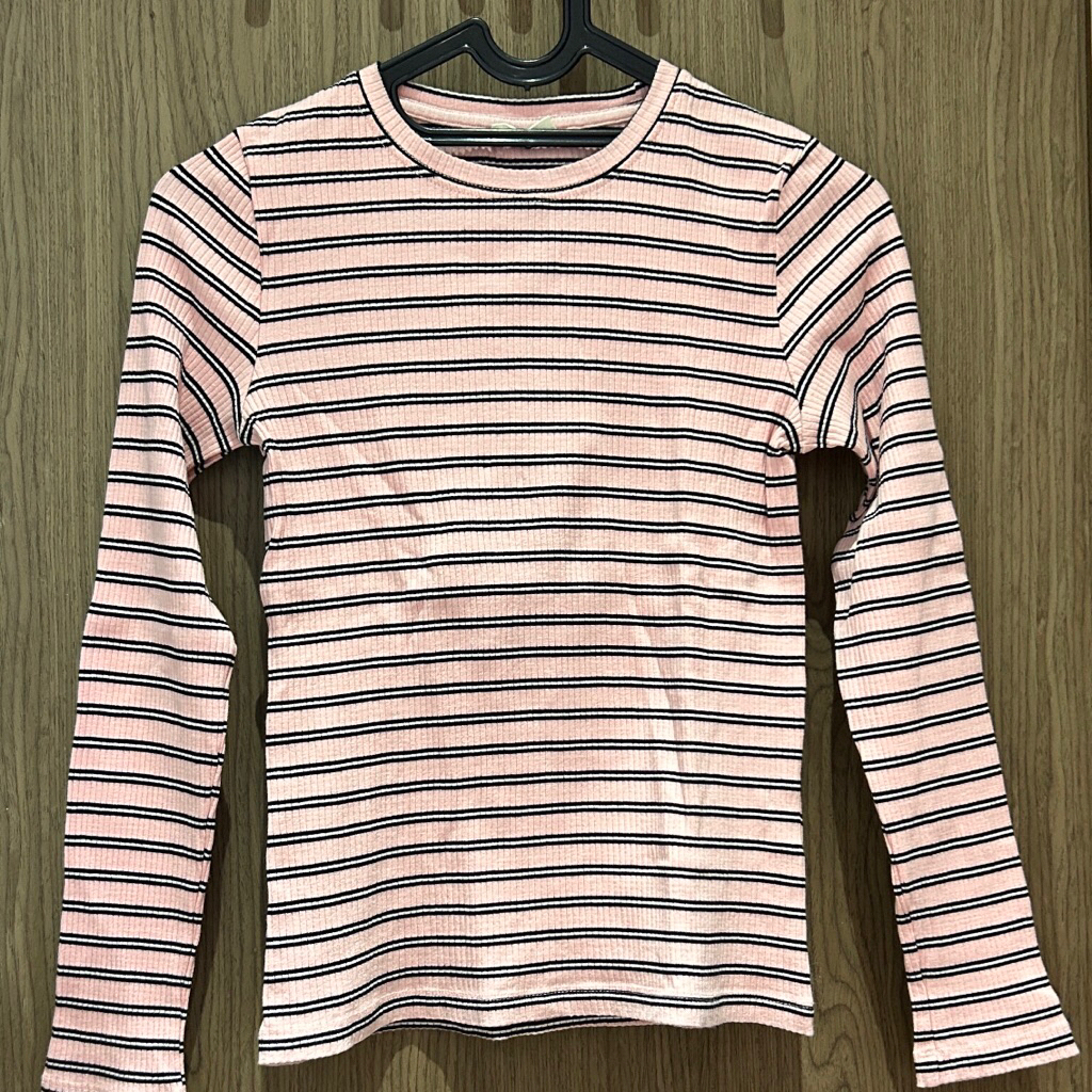 เสื้อแขนยาวสีดําลายทางถักสีชมพูจาก ovs kids