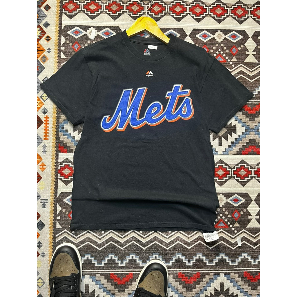เสื้อยืดสีดําโลโก้ Majestic Mets