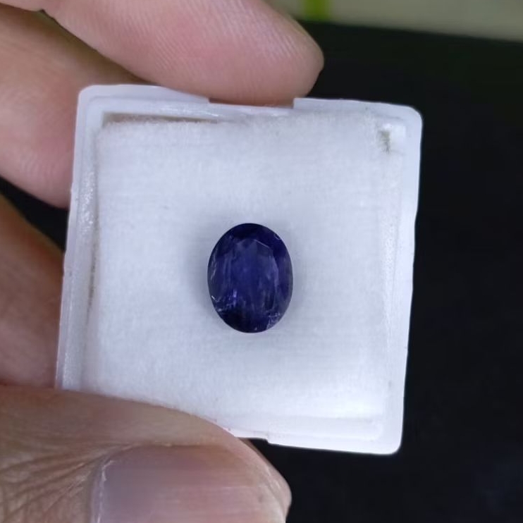 พลอย iolite ธรรมชาติ (ไพลินน้ํา)
