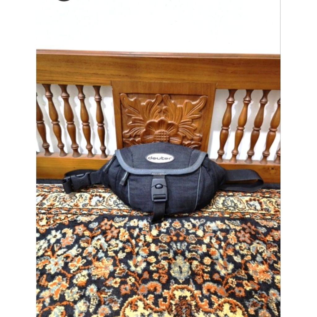 กระเป๋าคาดเอว deuter สีดํา
