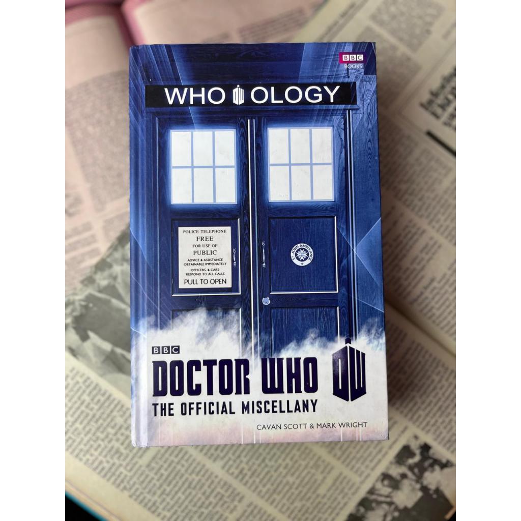 ใคร-วิทยา: Doctor Who The Official Miscellany โดย Cavan Scott และ Mark Wright
